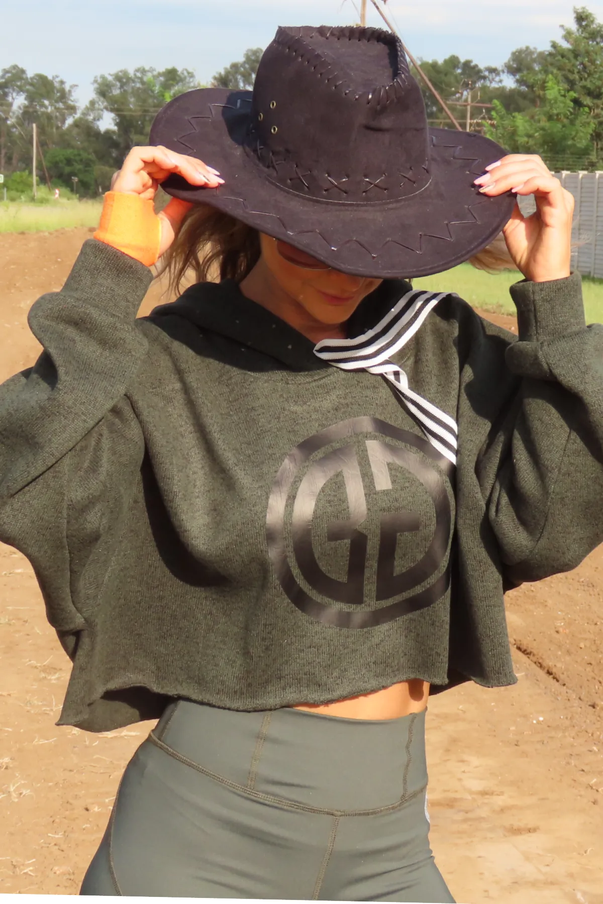 AR 2052 - CROPPED SWEATSHIRT